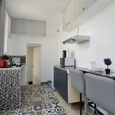 Group Apartment *